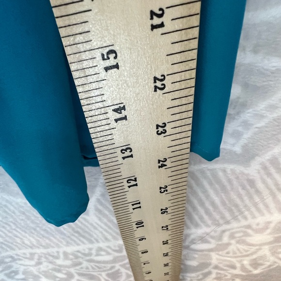 BEAUTIFUL AWESOME LITTLE TOP STUNNING TURQUOISE V NECK BUTTON DOWN EUC DETAILS M - Picture 7 of 15